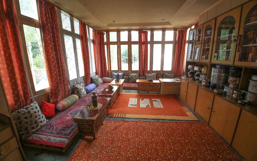 Tsetan Guest House Leh Exteriör bild
