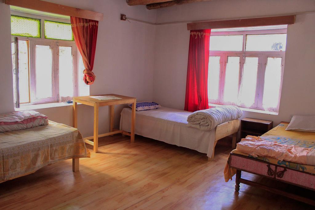 Tsetan Guest House Leh Exteriör bild